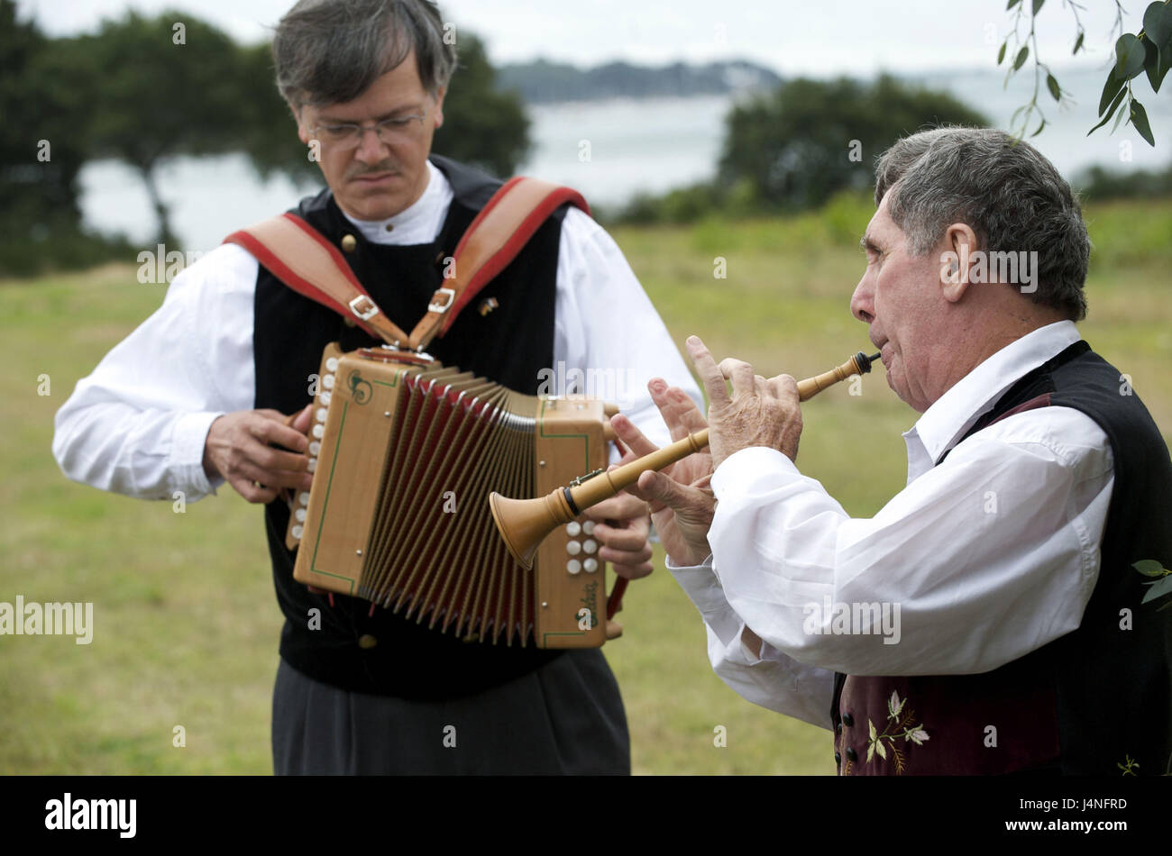 Musiques traditionnelles de Bretagne. Concours, joutes et rencontres main image 1