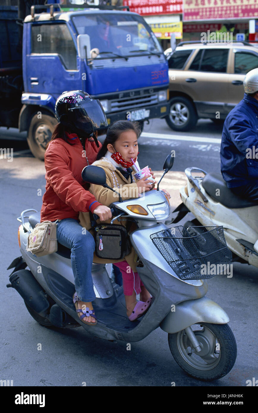 Taiwan, Taipei, scène de rue, trafic, mère, filiale, scooter, rendez-vous, le modèle ne libération de l'Asie, ville, ville, ville, trafic, trafic de voitures, camion, scooter, personne, les moyens de transport, transports, locomotion, Asiatique, casque, boisson, paille, s'asseoir, Banque D'Images