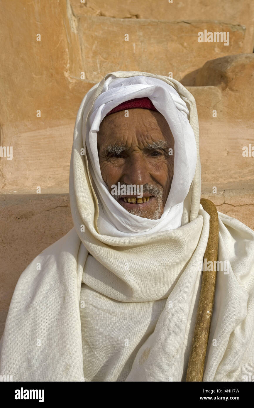 La Tunisie, Tataouine, Ksar Ouled Soltane sultan, Berbères, portrait, l'Afrique du Nord, les Berbères, de règlement des différends, ville, Ksour, Ghorfa, château de mémoire, façade, l'homme, vieux, sourire, marbre, personne, vêtements, traditionnellement, Banque D'Images