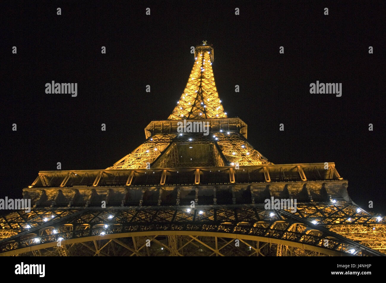 France, Paris, Tour Eiffel, de l'éclairage, au crépuscule, d'en bas, Banque D'Images