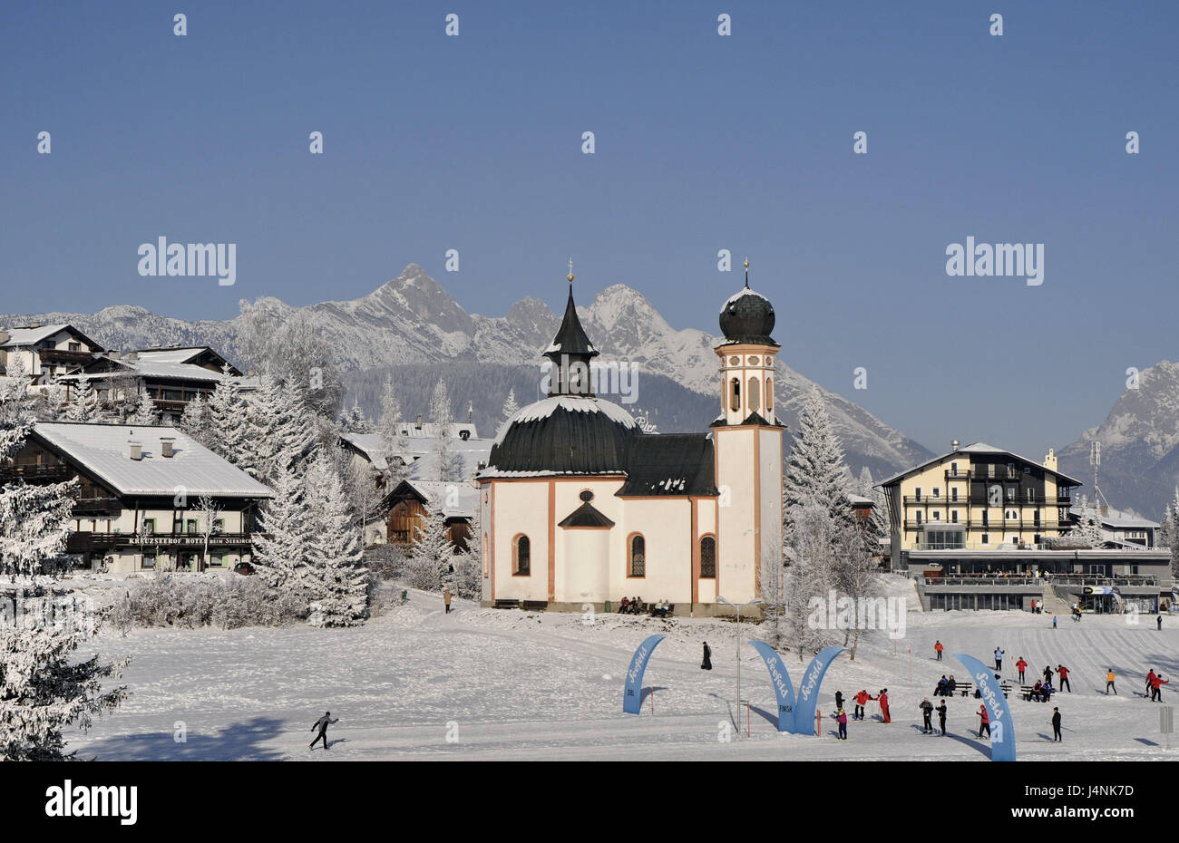 Autriche, Tyrol, Seefeld, vue locale, Seekirchl, hiver, Nordtirol, place, maisons, maisons, église, église paroissiale, l'église sainte Croix, ski de piste, ski de fond, sports d'hiver, lieu de destination, le tourisme, Banque D'Images