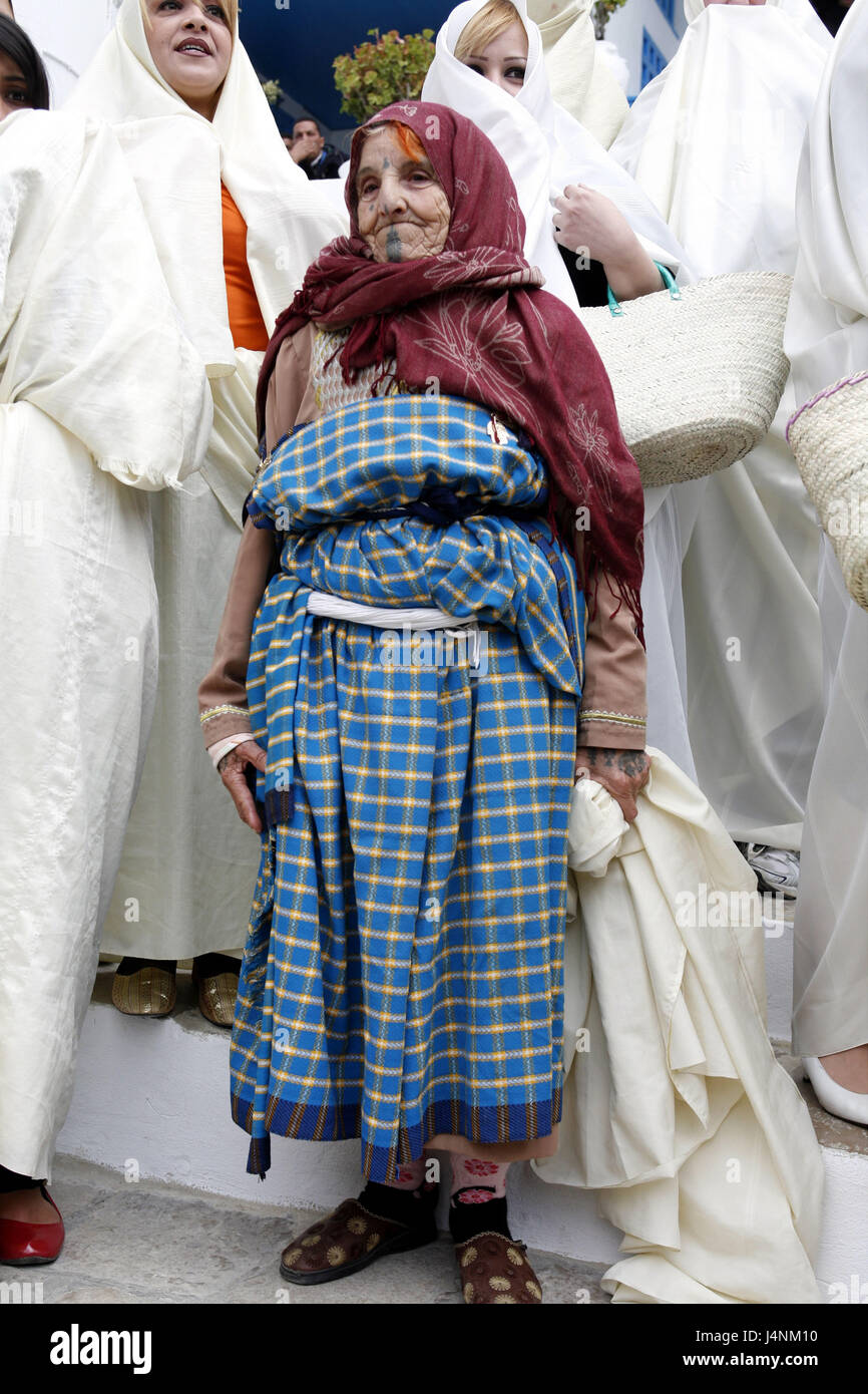 La Tunisie, Sidi Bou Saïd, femmes, senior, voile, diminution Photo Stock -  Alamy