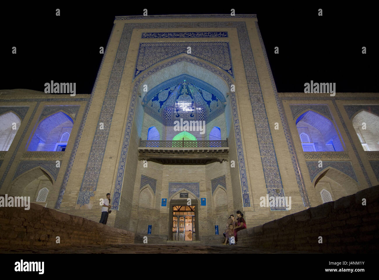 Mosquée Illuminateded dans l'Ichon Qala forteresse de nuit, Khiva, Ouzbékistan, Banque D'Images