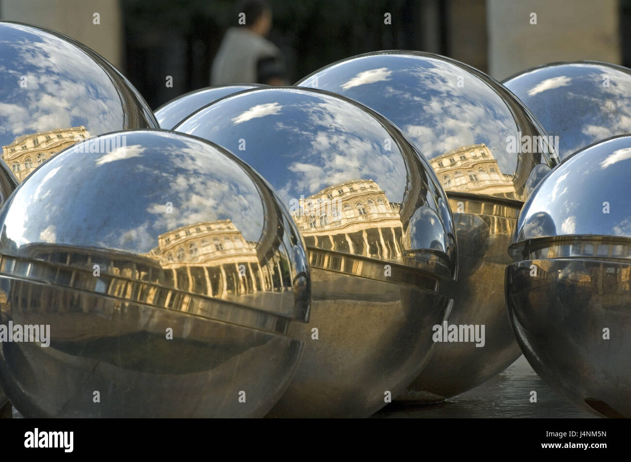France, Paris, Palais royal, l'acier, le clonage, la sphère Banque D'Images France, Paris, Palais royal, l'acier, le clonage, la sphère Banque D'Images