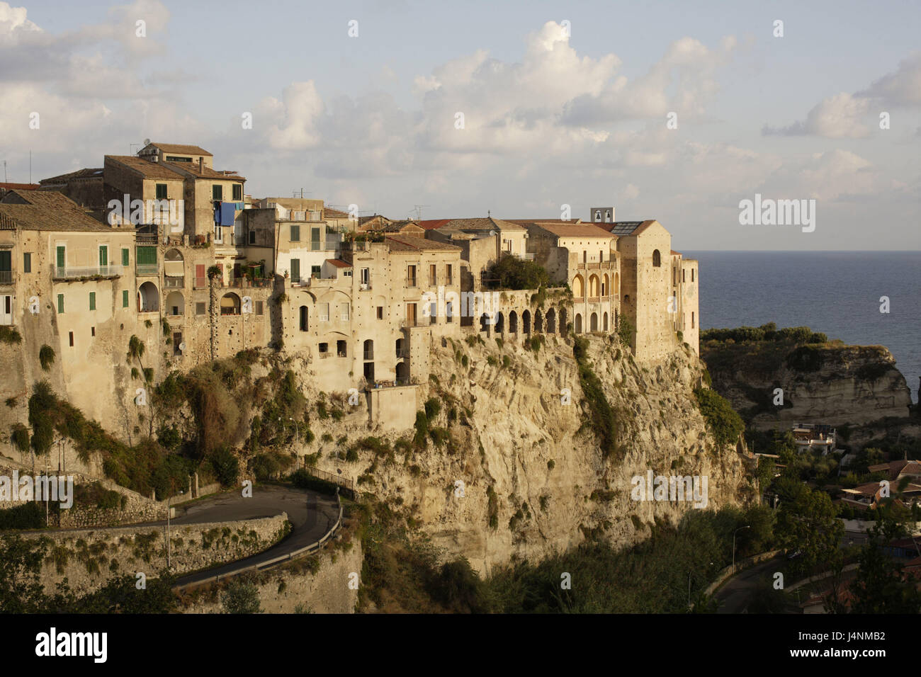 L'Italie, Calabre, Tropea, vue sur ville, Süditalien, côte, côte de la bile, côte escarpée, maisons, maisons d'habitation, le lieu de destination, d'intérêt, tourisme, vue sur la mer, Banque D'Images