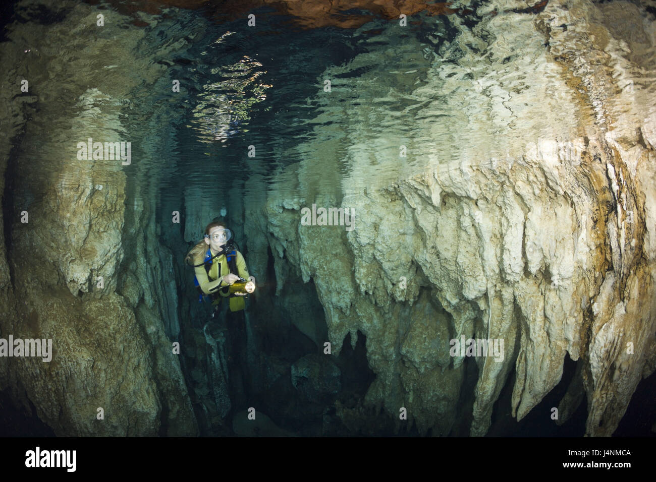 L'enregistrement sous-marin, Palaos, Chandelier Cave, grotte de calcaire sous-marine, plongeur, le modèle ne libération, Banque D'Images