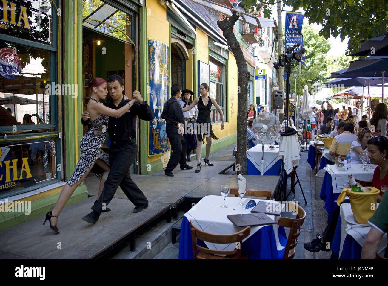 L'ARGENTINE, Buenos Aires, partie de la ville de La Boca, café de la rue, des couples de danse, tango, pose, le modèle ne libération, Banque D'Images