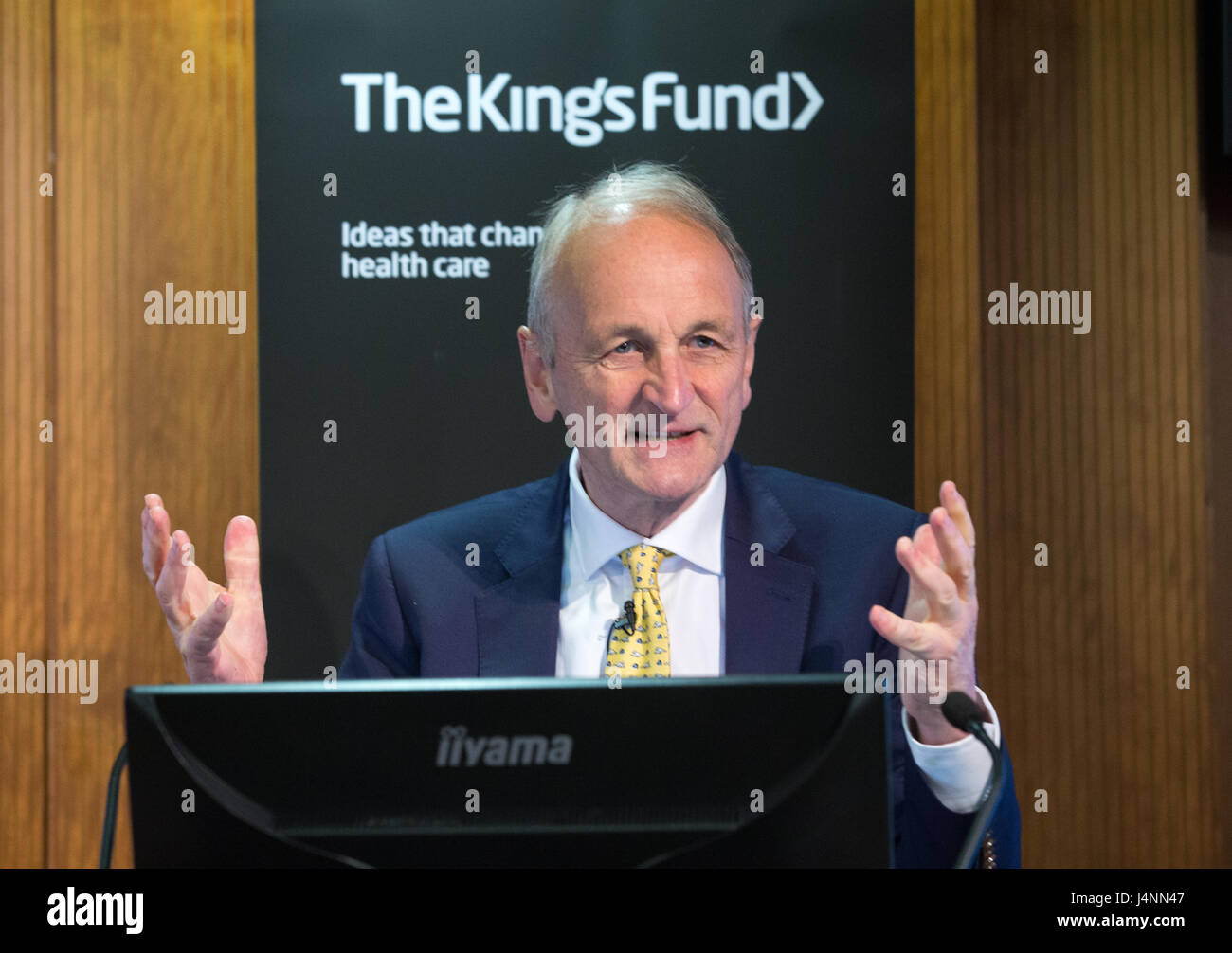 Chris Ham, chef de l'exécutif de la Kings Fonds donne un discours à des professionnels de la santé Banque D'Images