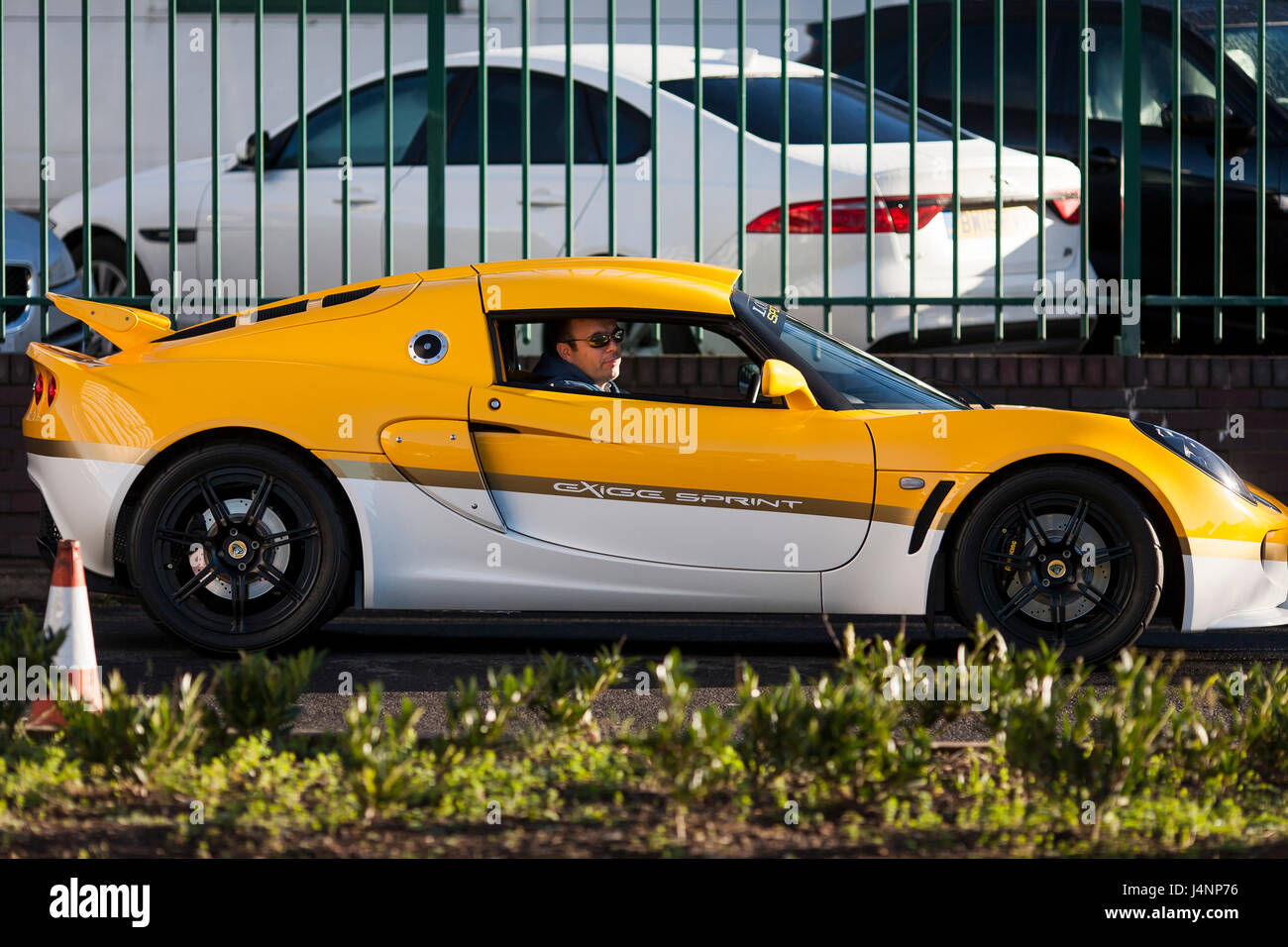 Une voiture de sport Lotus à une voiture et un café se rencontrent sur les quais de Liverpool Banque D'Images