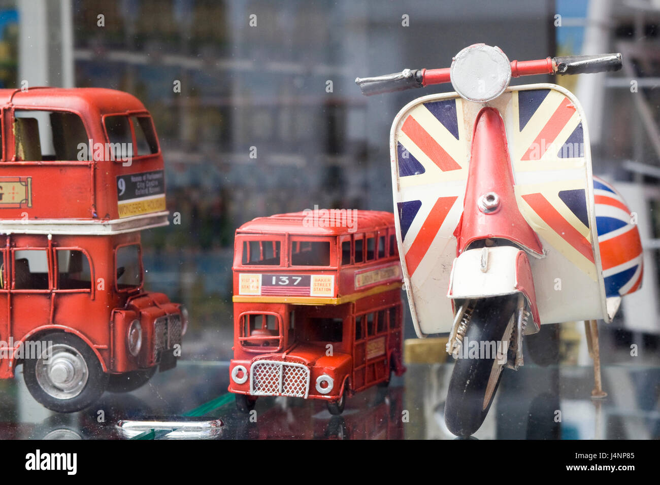 Union jack vespa toys bus dans une fenêtre. Banque D'Images