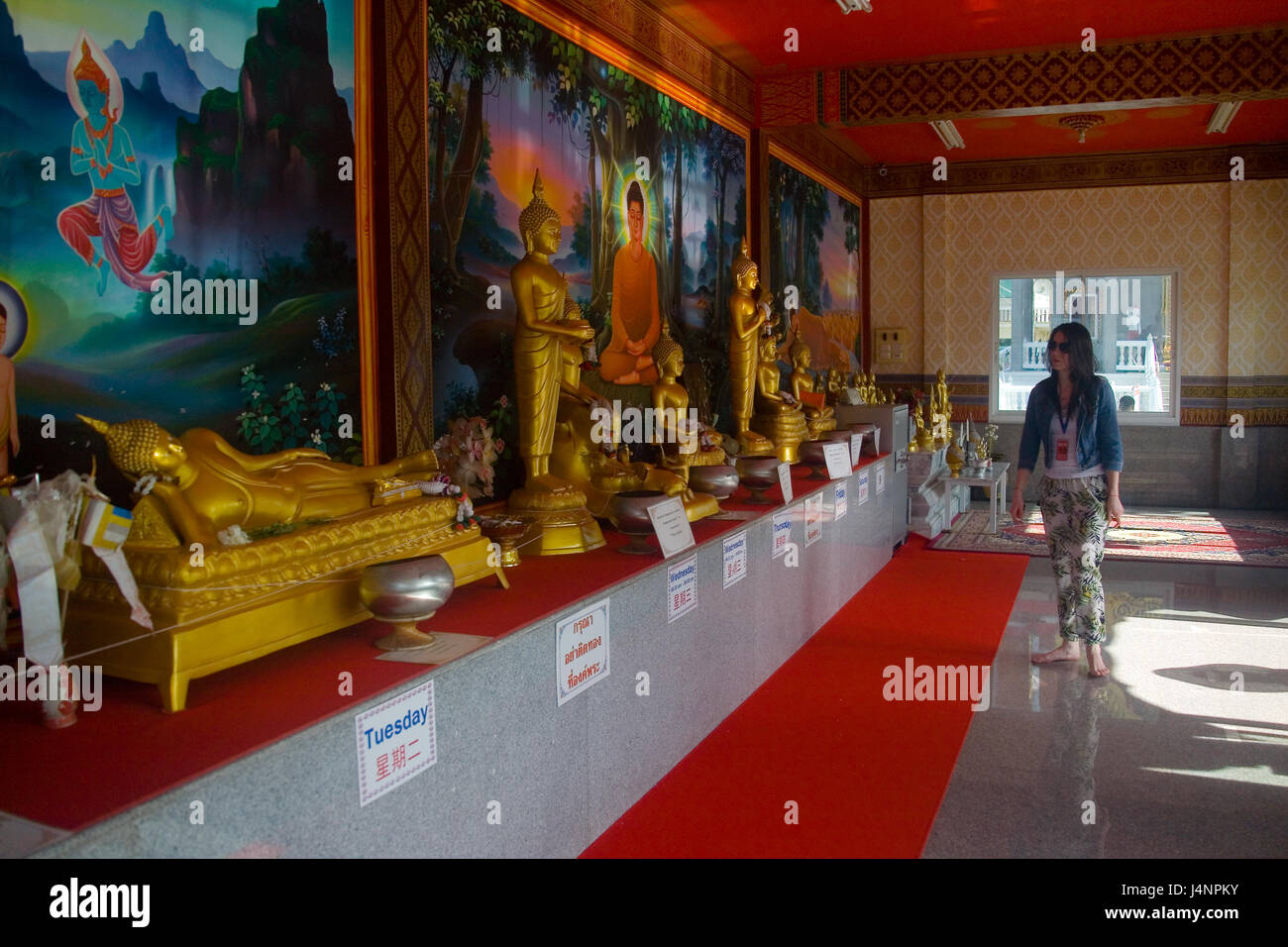 Phuket, Thailande. 27 janvier 2017 : un touriste dans La Thaïlande considère le Bouddha de sculptures. Banque D'Images