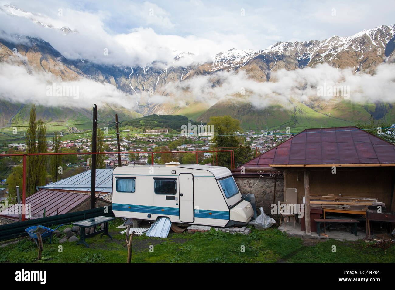 L'église de trinité Gergeti Kazbegi ou Stepantsminda dans les montagnes du Caucase de la Géorgie. Banque D'Images