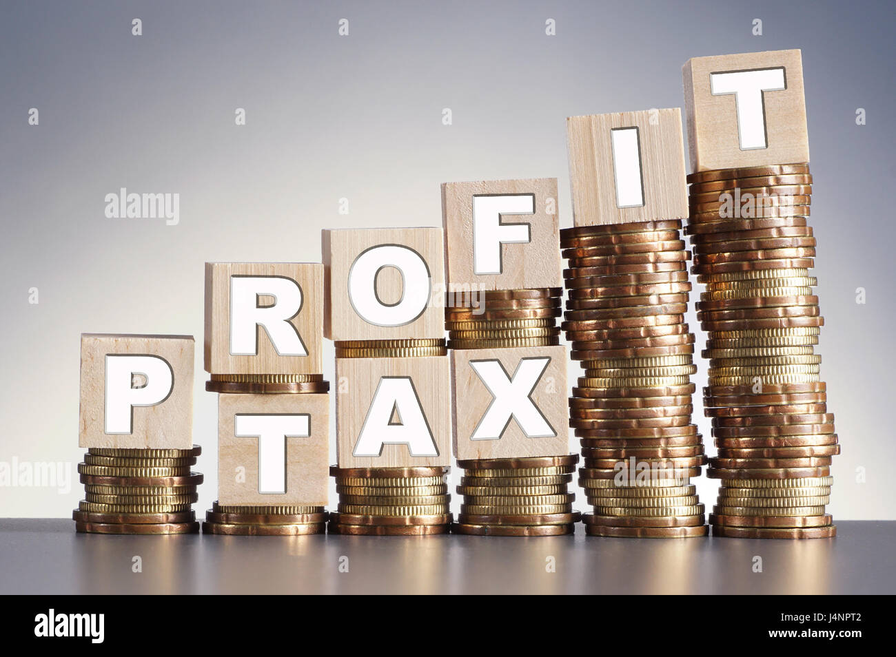 "Bénéfice" et "taxe" mots sur Augmenter la pile de pièce sur gradient background Banque D'Images