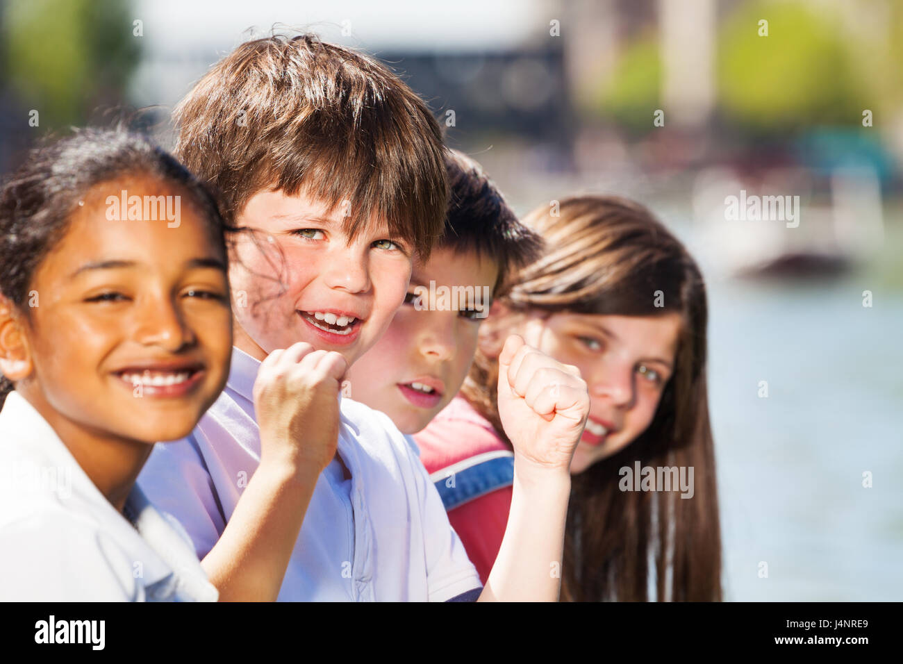 Close-up portrait of happy kids multiethniques, de 10 à 12 ans garçons et filles, passer des vacances en plein air Banque D'Images