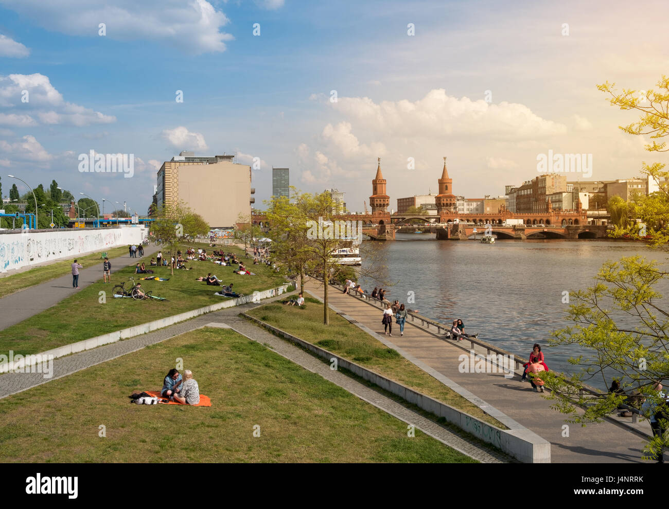 Le mur de Berlin, East Side Gallery, la rivière Spree et Oberbaum Bridge sur une journée d'été à Berlin Banque D'Images
