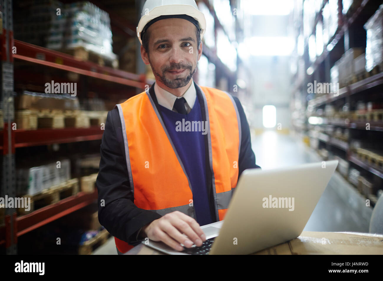 Par travailleur à la recherche de données en ligne en distribution center Banque D'Images