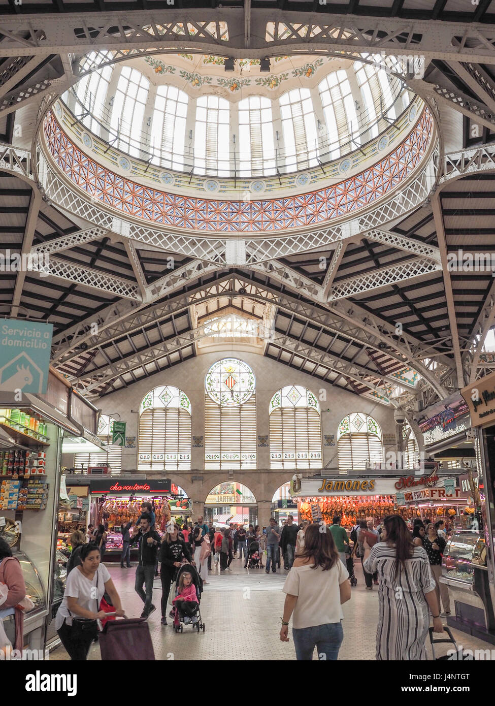 Vue du marché central de Valence Mercado Central y compris le plafond dôme, Espagne Banque D'Images Vue du marché central de Valence Mercado Central y compris le plafond dôme, Espagne Banque D'Images
