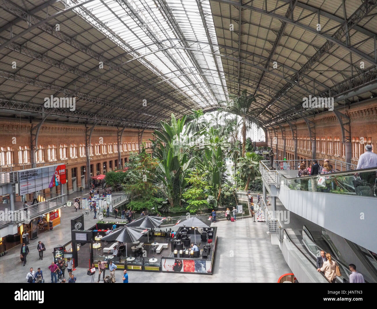 Vue d'escalator escalators à l'intérieur de la gare d'Atocha Estacion de Atocha Madrid Espagne Banque D'Images