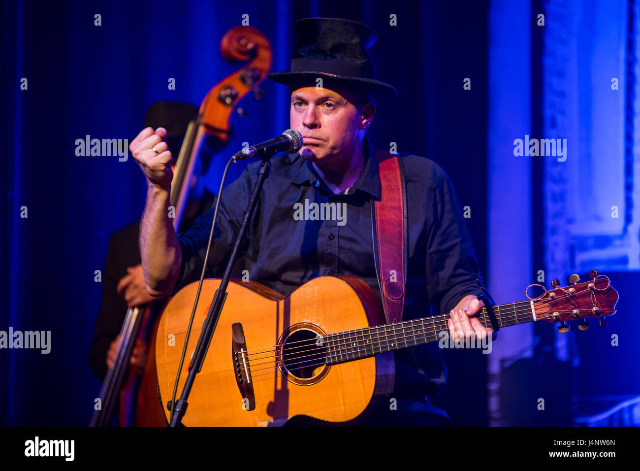 Marburg, Allemagne. 11.05.2017. Jimmy Kelly et son groupe, la Tour 2, Vol. Streetkid concert à Wagonhalle Marburg. Jimmy Kelly - au cours des dernières années comme musicien ambulant/street performer - est connu comme membre du groupe de pop folk et la famille Kelly. En photo : Jimmy Kelly (avant), Johannes Vos (arrière, basse) --- Fotocredit : Christian Lademann Banque D'Images