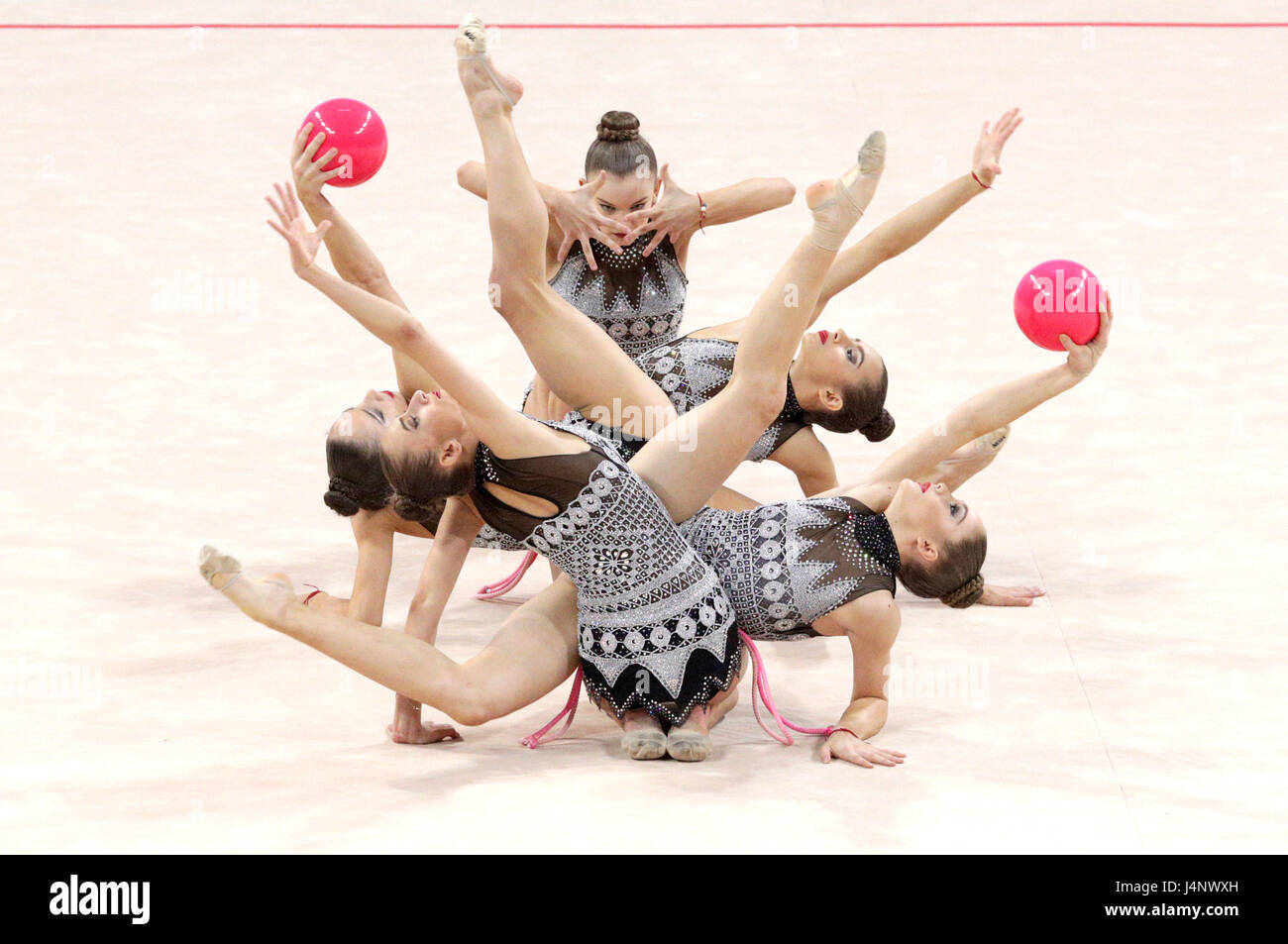 Sofia, Bulgarie - 7 mai, 2017 : la Bulgarie l'équipe exécute pendant la Coupe du Monde de Gymnastique Rythmique 2017 Sofia. Tournoi de groupe. Banque D'Images