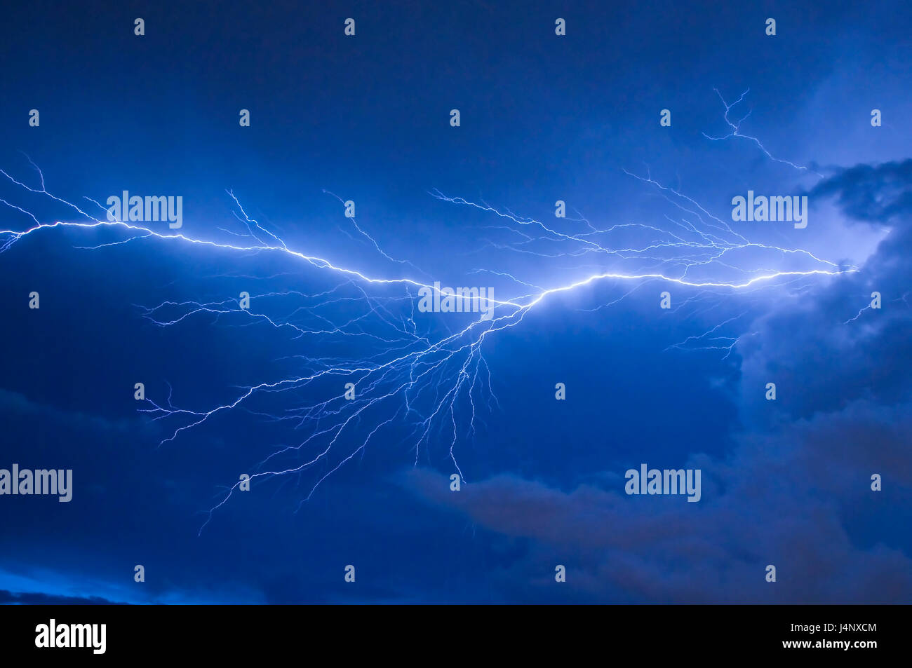 Le téléobjectif de bleu, de la foudre pendant un orage en Floride Banque D'Images