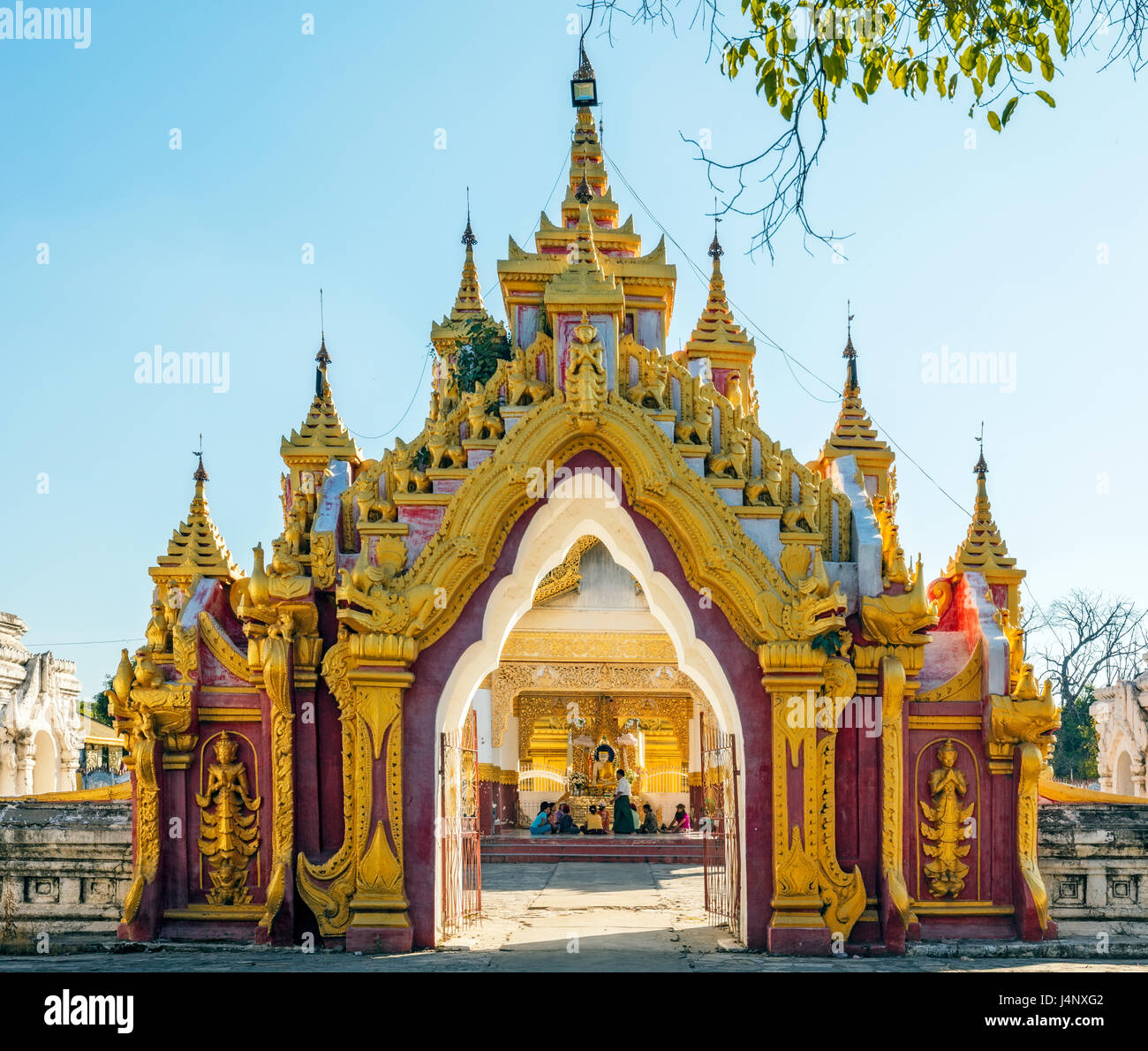 Temple de la Pagode Kuthodaw, un stupa bouddhiste, situé dans la région de Mandalay, Birmanie (Myanmar), qui contient le plus grand livre. Banque D'Images