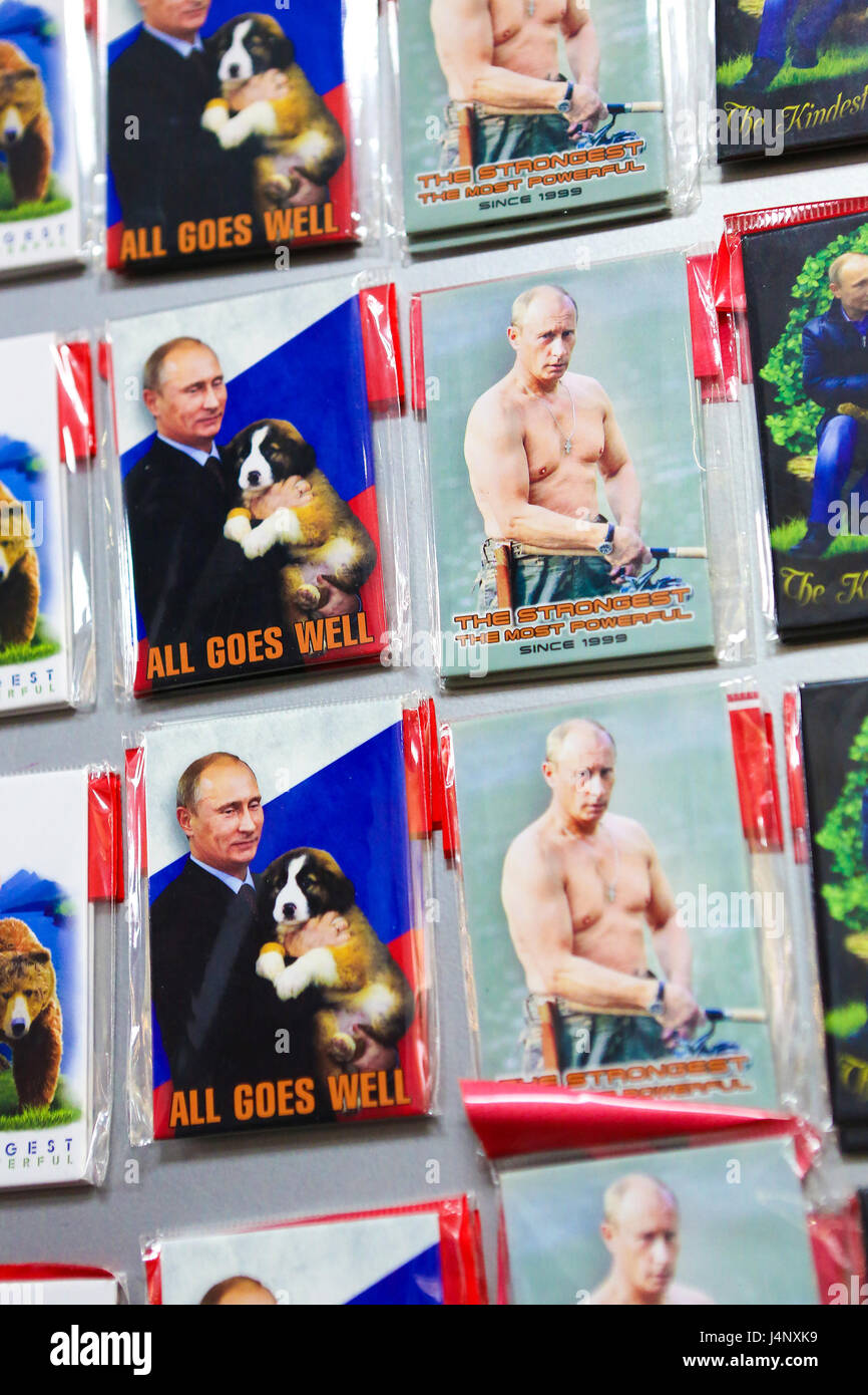Souvenirs de Saint-pétersbourg représentant le président russe Vladimir Poutine, avec les textes "Tout va bien" et "le plus fort, le plus puissant" Banque D'Images
