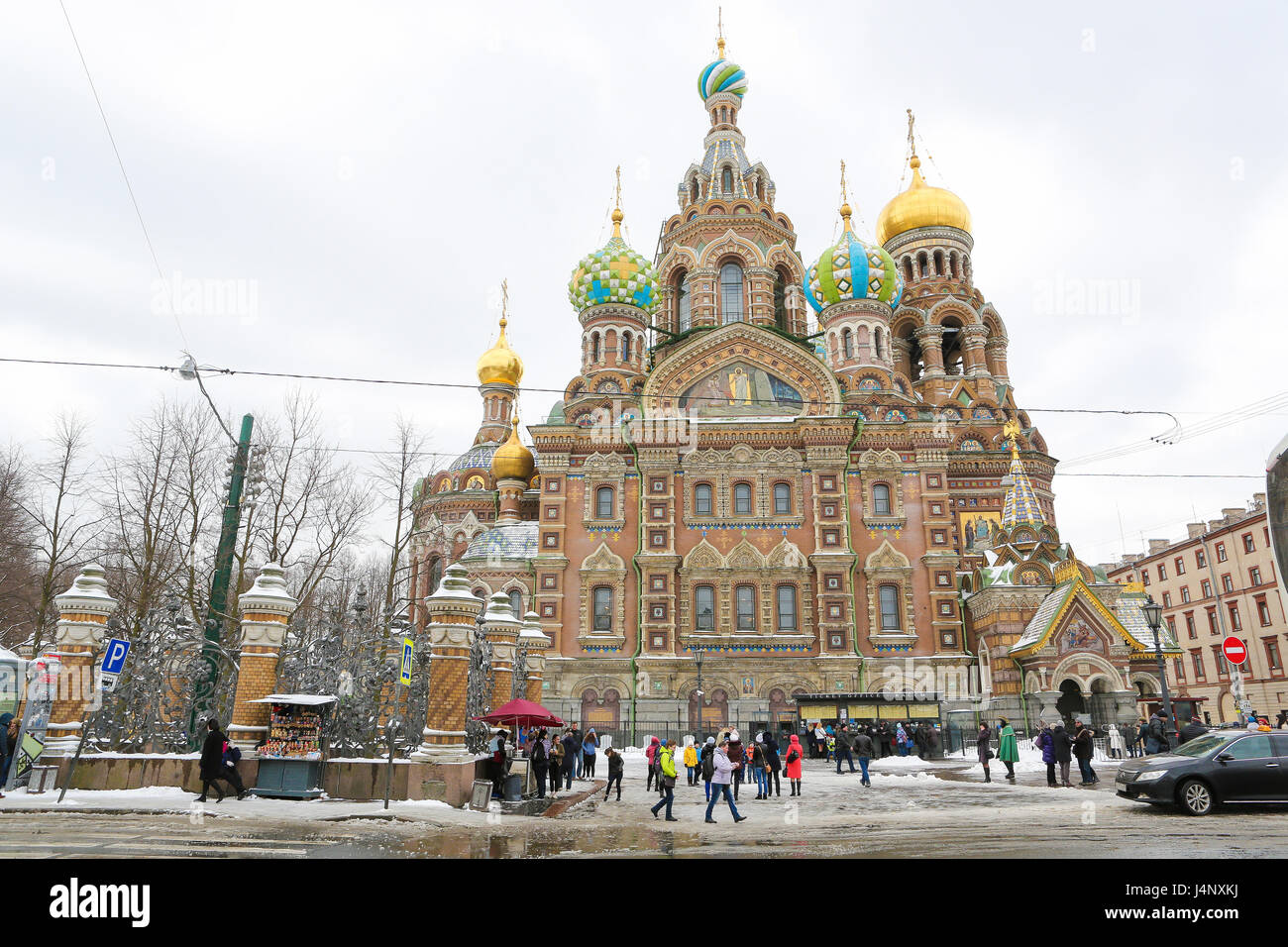 L'Oignon dômes de l'Église du Sauveur sur le Sang Versé, l'un des principaux sites touristiques de Saint-Pétersbourg, en Russie. Banque D'Images