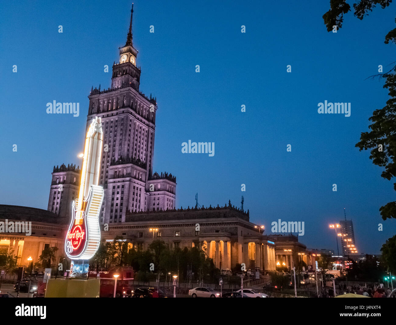 Palais de la Culture et des sciences et le Hard Rock Cafe guitare, Varsovie, Pologne Banque D'Images