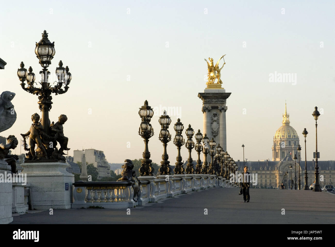 France, Paris, le Pont Alexandre III, touristiques, de la cathédrale, non valide Banque D'Images