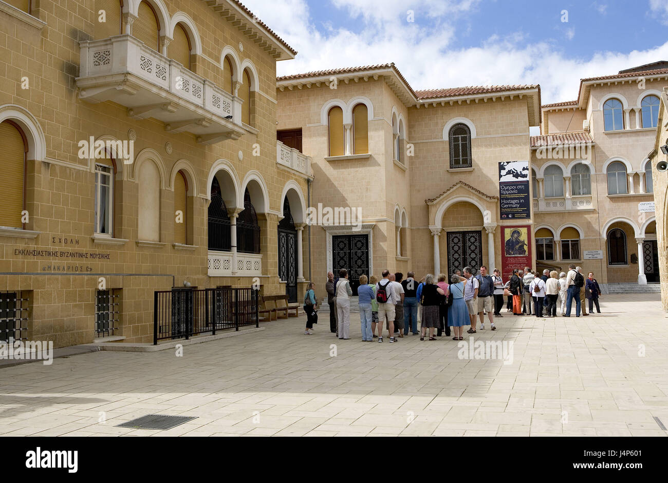 Chypre, Nicosie, palais archiépiscopal, Nebentrakt, Musée Byzantin, touristiques, île de la Méditerranée, île, ville de Nicosie, en grec, Levkosia, Lefkosa, capital, vieille ville, immeuble, Palace, palais de l'évêché, bâtiment adjacent, musée, byzantine, à l'extérieur, visiteur, tourisme, groupe, personne, vacances, voyage, point d'intérêt, Banque D'Images