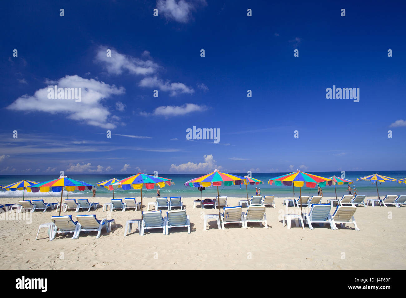 La Thaïlande, Phuket, Karon Beach, transats, parasols, Banque D'Images