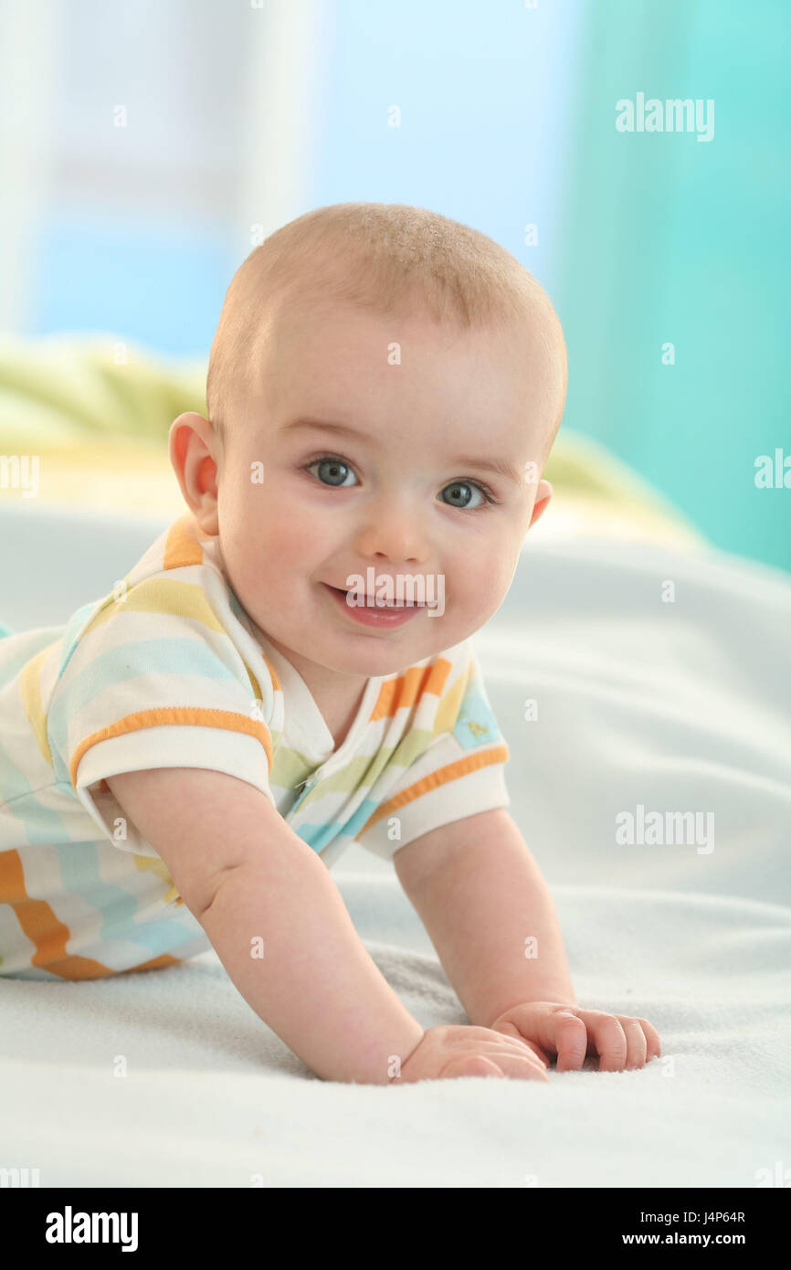 Bebe 5 Mois Sourire Portrait Ajouter Le Support De Parution Personnes Modele Enfant Nourrisson Enfant Portrait Portrait De Bebe Robes Contact Avec Les Yeux Interieur Garcon Photo Stock Alamy