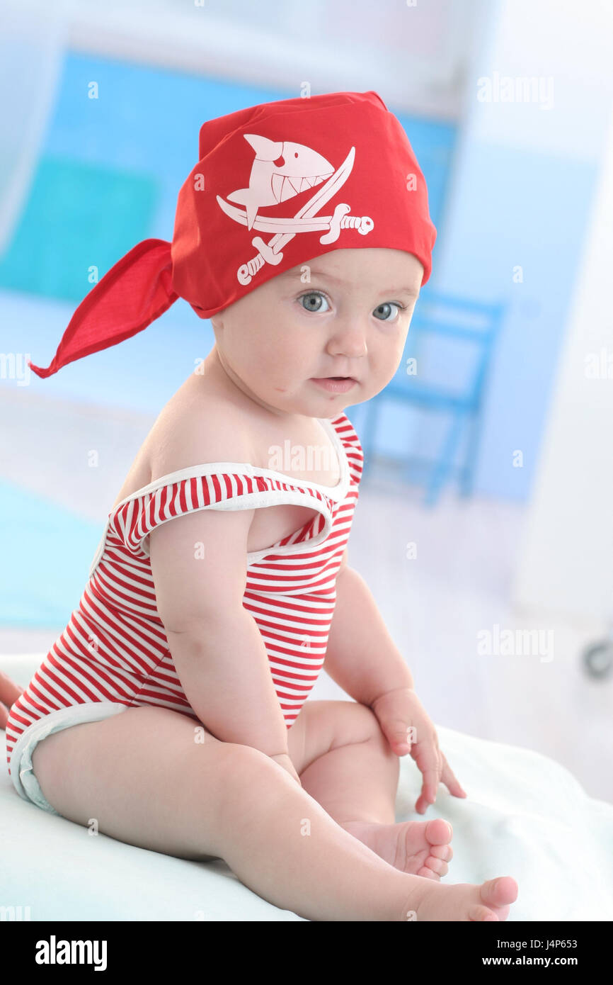 Bebe 6 Mois S Asseoir Carnaval Doublure Pirate Parution Du Modele Pas Librement Pour Le Titre Du Magazine Mk Rb De L Ete Le Pirate S Cloth Personne Enfant Nourrisson Photo Stock Alamy