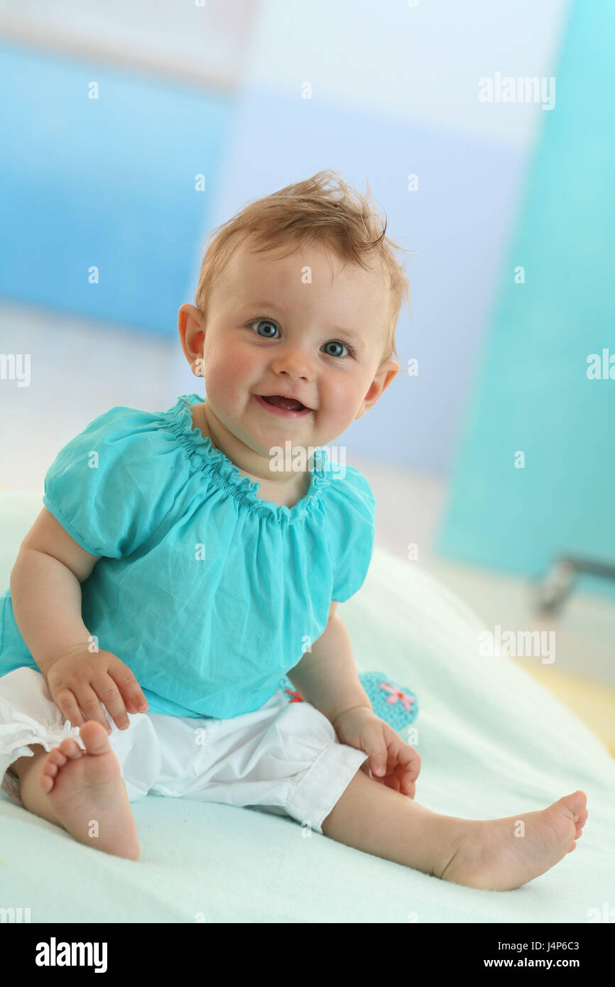 Bebe Fille 6 Mois S Asseoir Voir L Appareil Photo Rire Modele Publie Pas Librement Pour Le Titre Du Magazine Mk Rb De Personnes Du Nourrisson De Robes D Expression Heureusement Sourire Allegre Interieur Portrait Titre