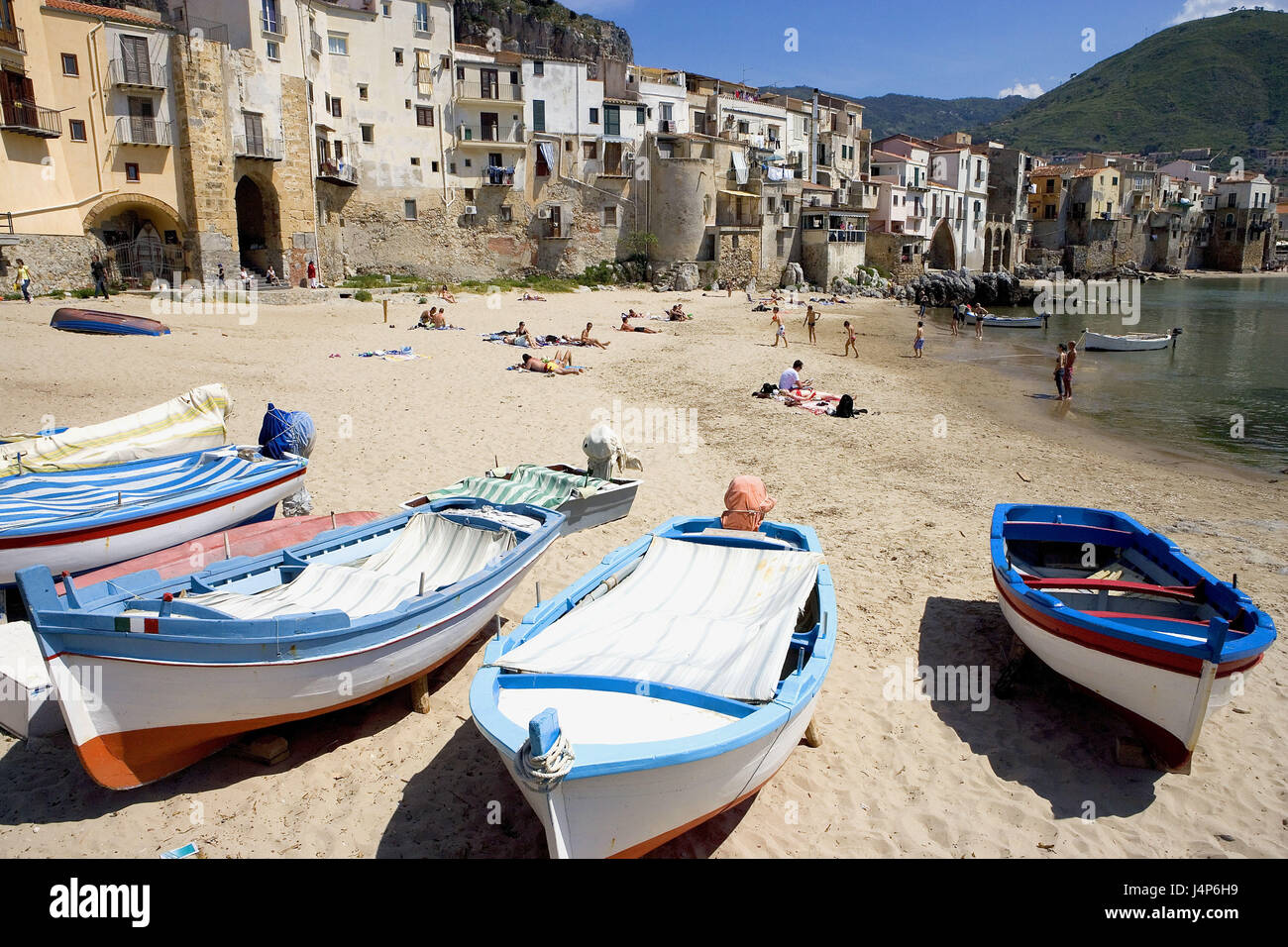 Italie, Sicile, Cefalu, plage, des bateaux de pêche, Banque D'Images
