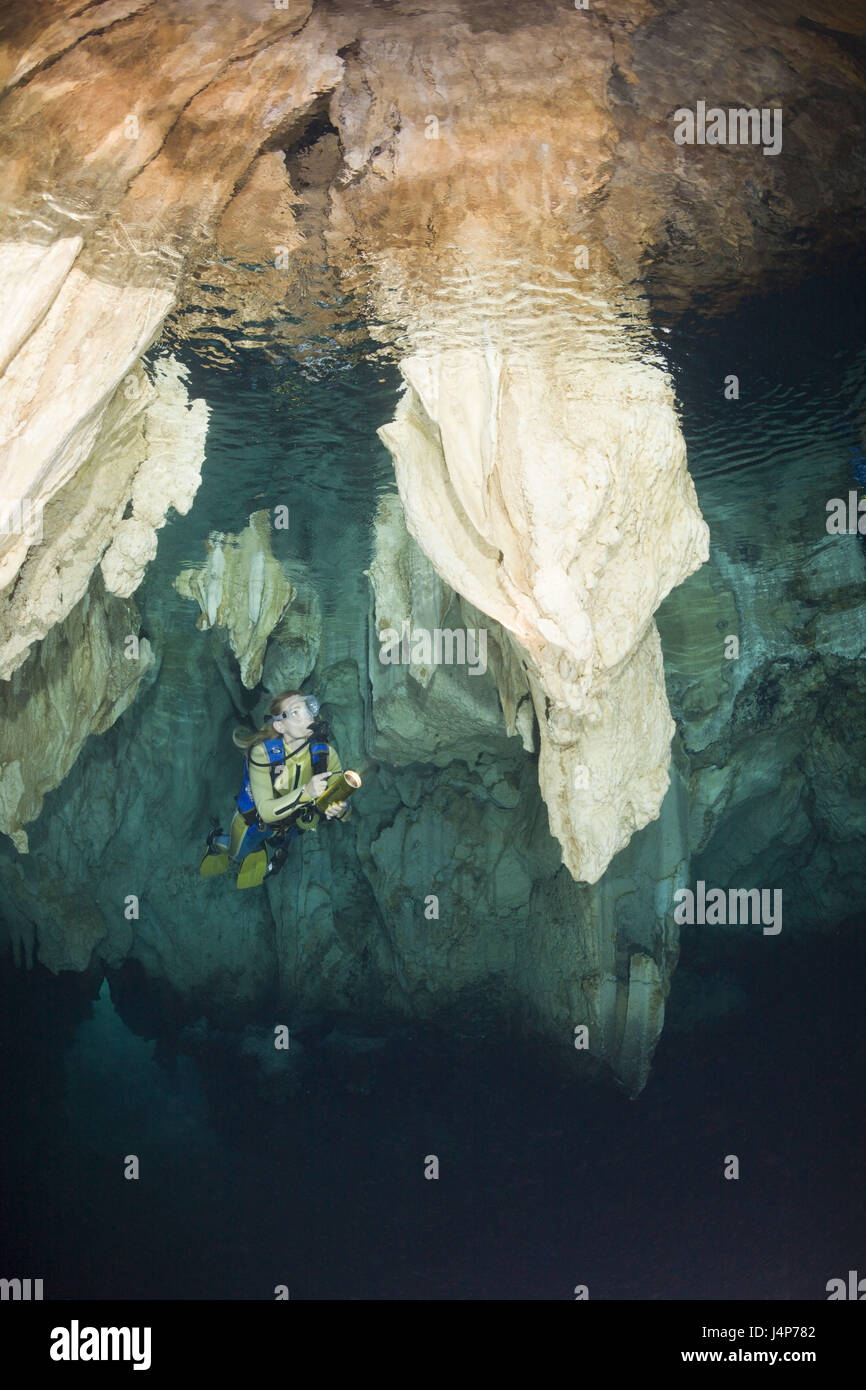 L'enregistrement sous-marin, Palaos, Chandelier Cave, grotte de calcaire sous-marine, plongeur, le modèle ne libération, Banque D'Images