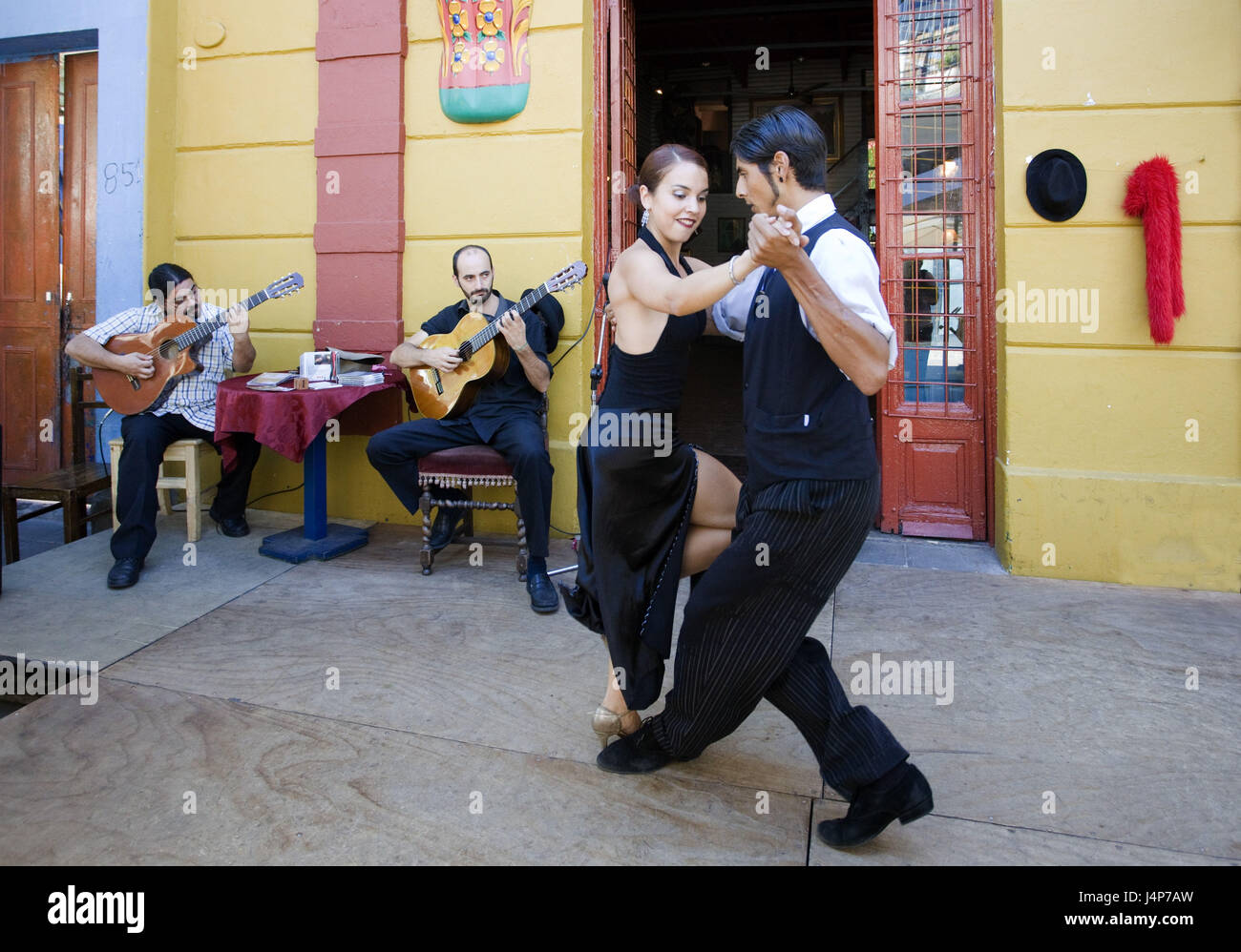 L'ARGENTINE, Buenos Aires, partie de la ville de La Boca, musicien, danse en couple, tango, pose, le modèle ne libération, Banque D'Images