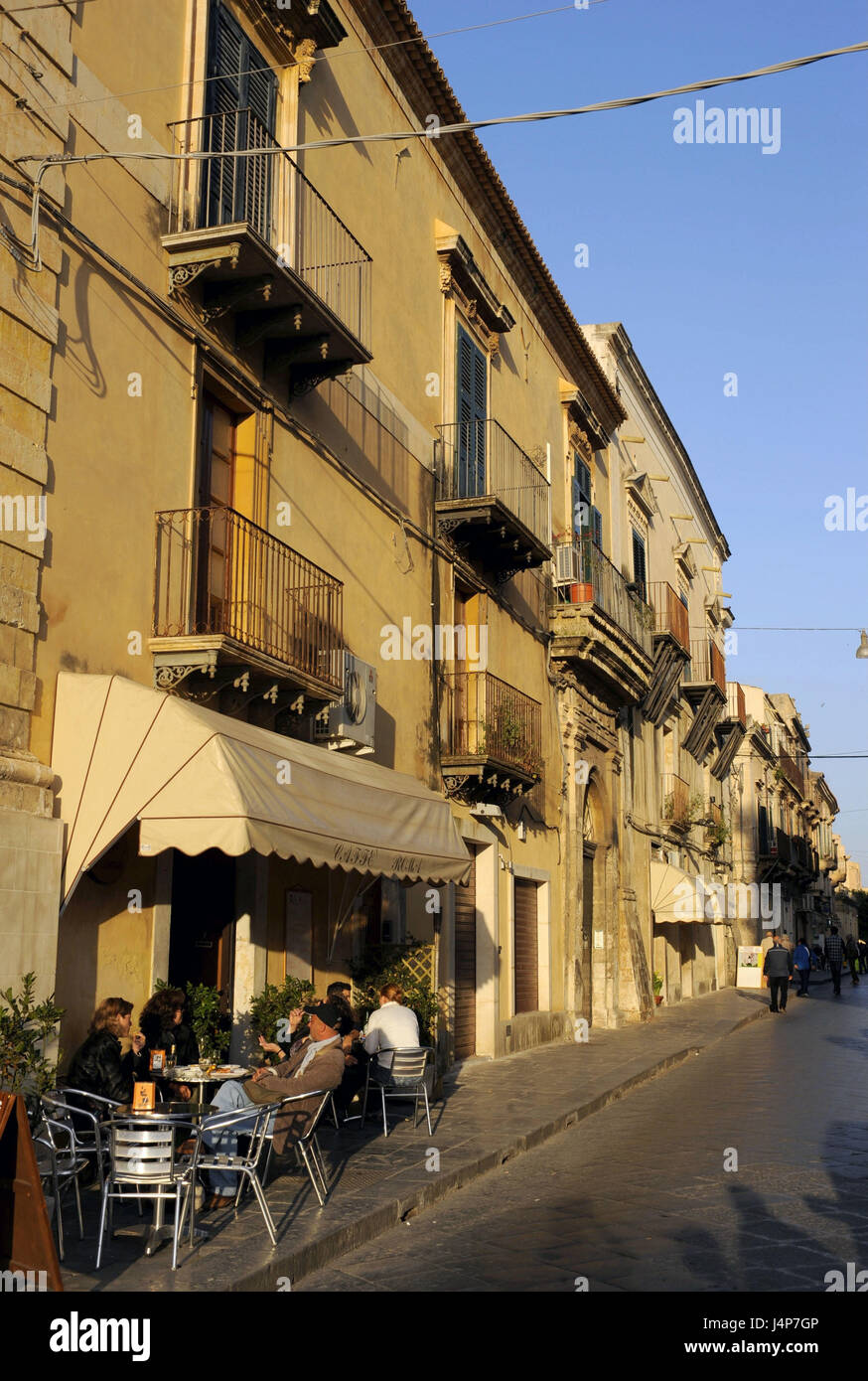 Italie, Sicile, Noto, via Vittorio Emanuele III, café de la rue, les clients, le modèle ne libération, Banque D'Images