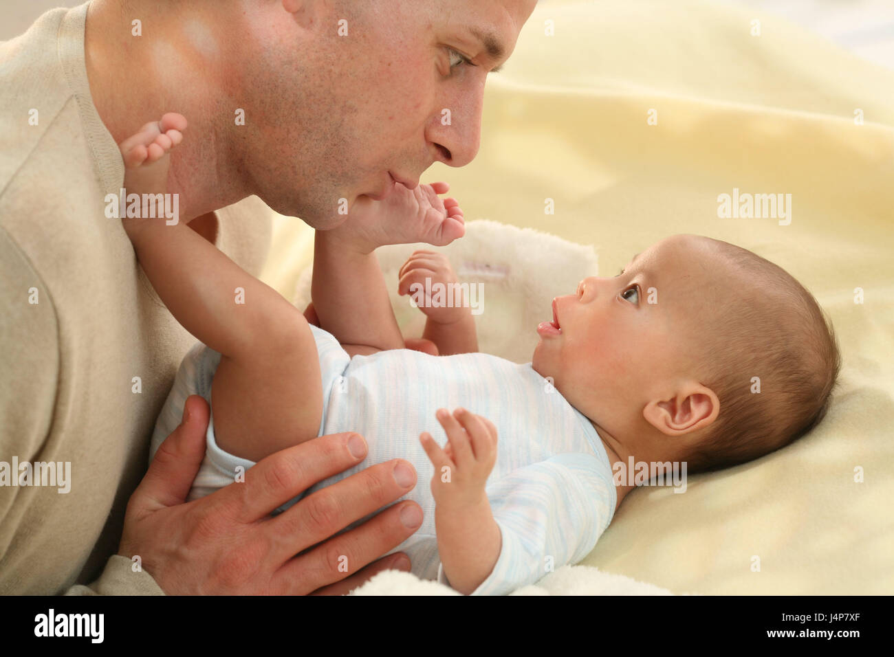 Bebe 2 Mois Mensonge Pere Faire De La Gymnastique Le Contact Oculaire Modele Libere Gens Homme Enfant Bebe Interieur Garcon Apprendre Mentir Jouer Du Visage En Position Arriere Voir Sens Jouer S Etonnent