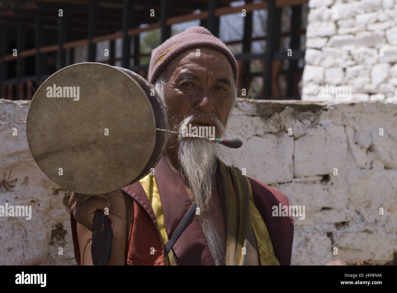 Le moine bouddhiste, Tsechu Paro, Bhoutan, le tambour, le portrait, le modèle ne libération, Banque D'Images
