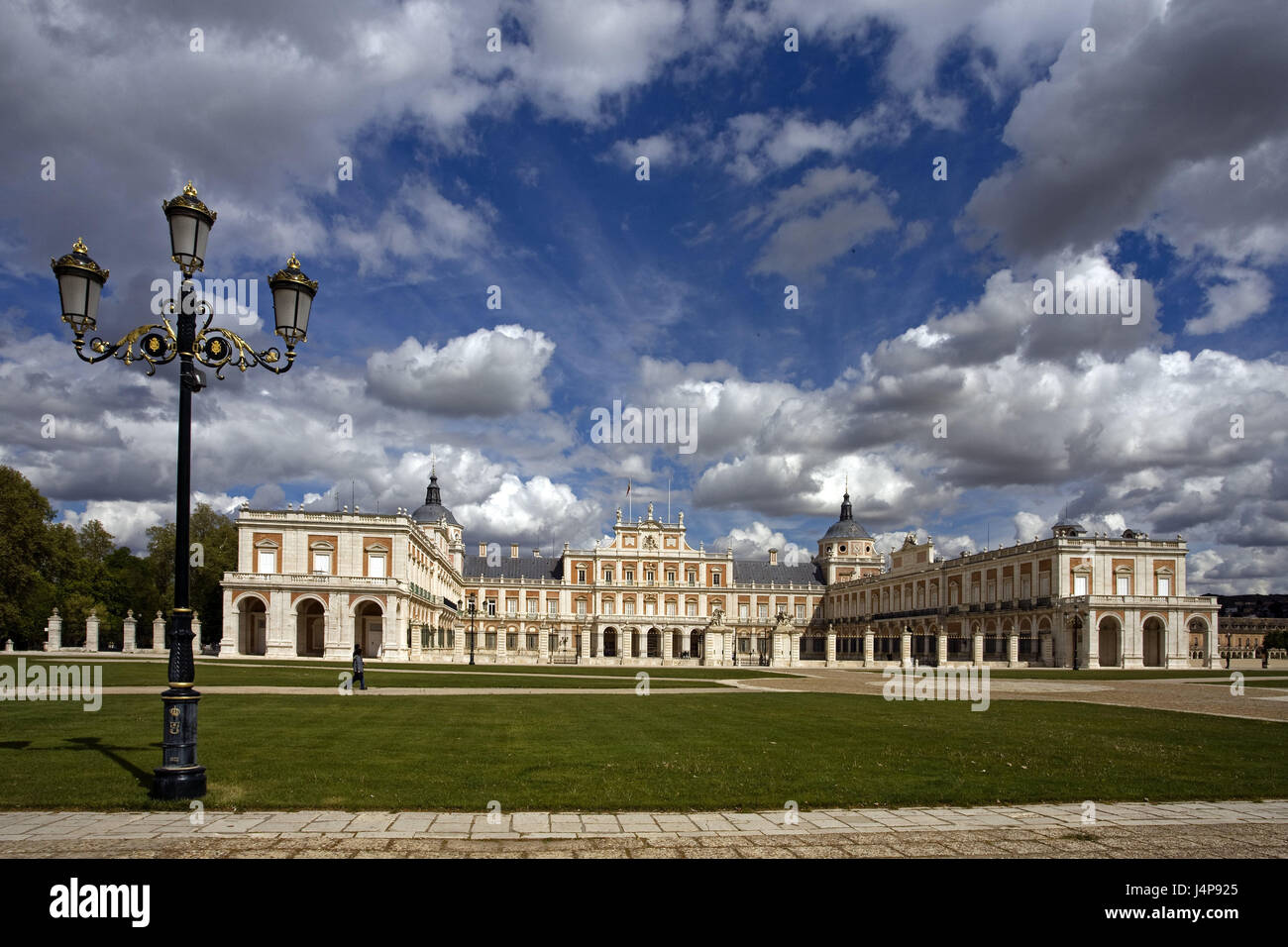 L'Espagne, Aranjuez, palais du roi, à l'extérieur, la ville, le verrou, palace, palace, bâtiment, cour, place du château, de la structure, l'architecture, baroque, du tourisme, de l'endroit d'intérêt, lanterne, ciel, bleu, nuages, patrimoine mondial de l'UNESCO, Banque D'Images