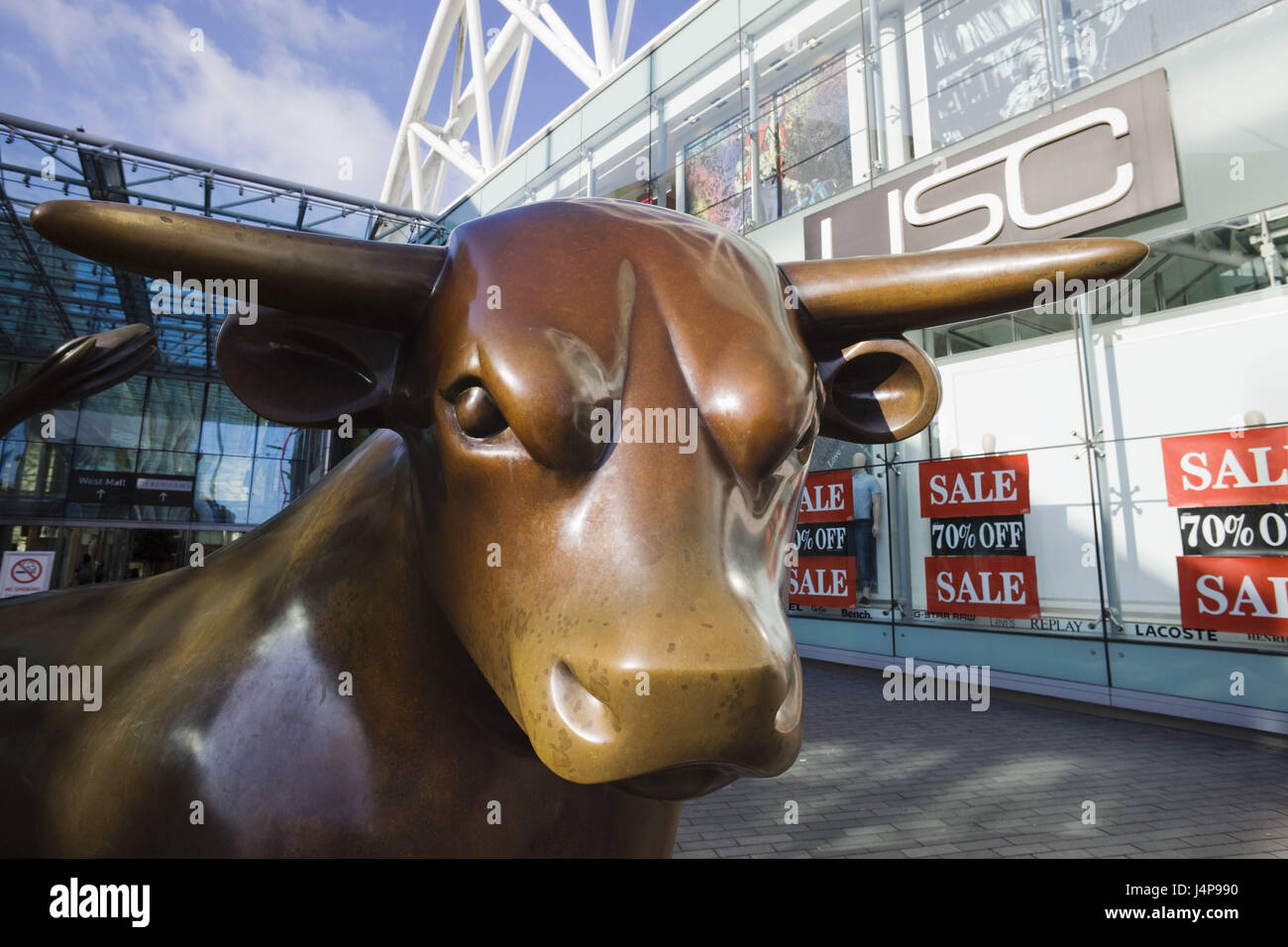 La Grande-Bretagne, l'Angleterre, Birmingham, statue de bronze, Bull, centre commercial Bullring, Banque D'Images