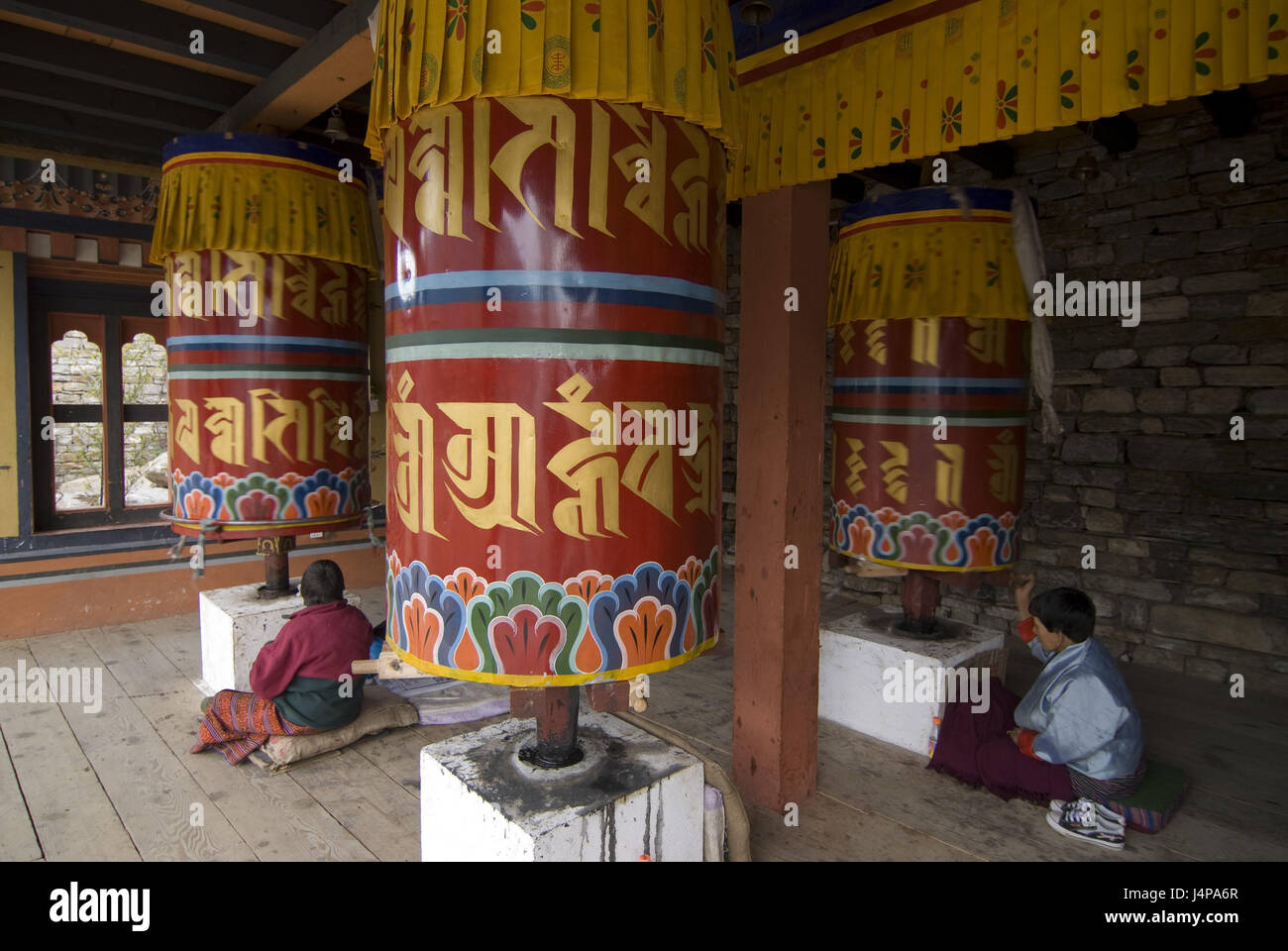 Les moulins de prière, les croyants, s'asseoir, réciter, cloître du moine, Thimphu, Bhoutan, le modèle ne libération, Banque D'Images