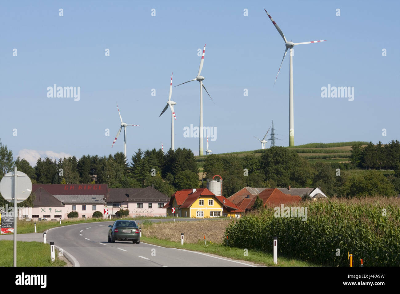 Éoliennes, place, rue, maisons, turbines, lieu, quartier résidentiel, résident local, de nuisance, du vent, de la pollution sonore, bruit, énergie, électricité, voiture, champ de maïs, de l'énergie éolienne, les roues, la production d'électricité éolienne, respectueux de l'environnement, la production courante, l'énergie de remplacement, de déplacer l'énergie éolienne, champs, prairies, paysage, paysage, le développement, l'énergie éolienne, l'énergie éolienne, l'énergie éolienne l'attachement, écologiquement, écologique, actuelle Banque D'Images