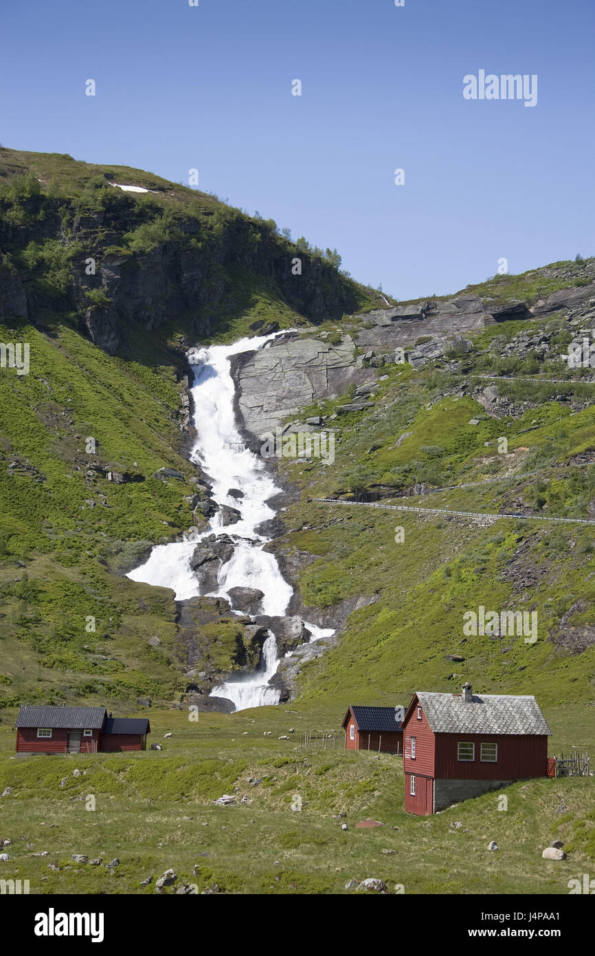 La Norvège, l'Holledalen, cascade, maisons, Banque D'Images