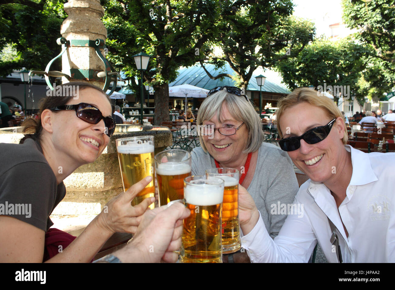 L'Autriche, Linz, biergarten, trois femmes, chopes, kick off, la ville, le  tourisme, l'extérieur, cour du cloître, de la bière, de plaisir, de  sociabilité, d'amis, l'amitié, heureusement, les genoux de la femme, de