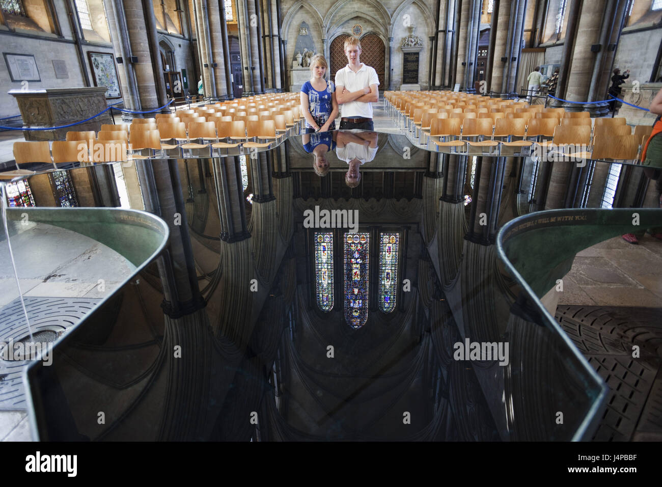 La Grande-Bretagne, l'Angleterre, la cathédrale de Salisbury, Wiltshire, puits, William Pye, en 2010, les enfants, le modèle ne libération, Banque D'Images