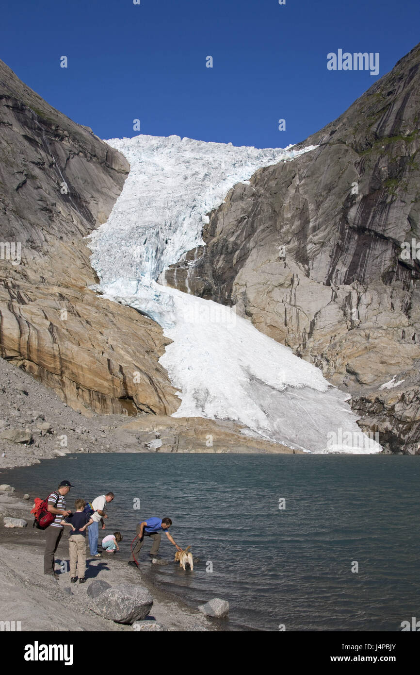 La Norvège, Sogn og Fjordane, Brikdal Glacier, touristes, Banque D'Images