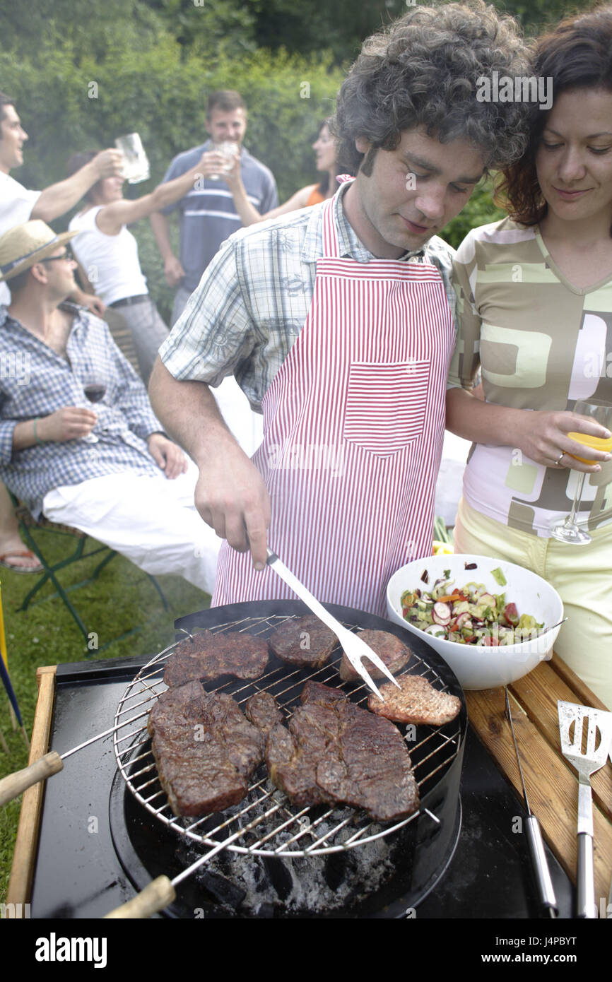 Garden party, réduite, couple, grill, viande, préparer, modèle libéré, Banque D'Images